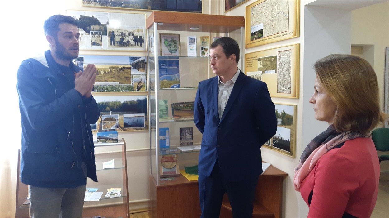 Сергій Іванов спілкується з працівниками музею