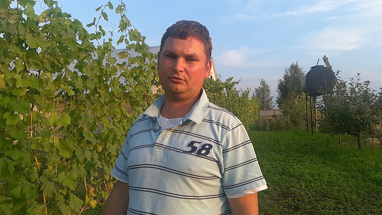 Василь Чугай на своїй виноградній ділянці, що біля будинку. Довжина виноградника майже сто метрів. 