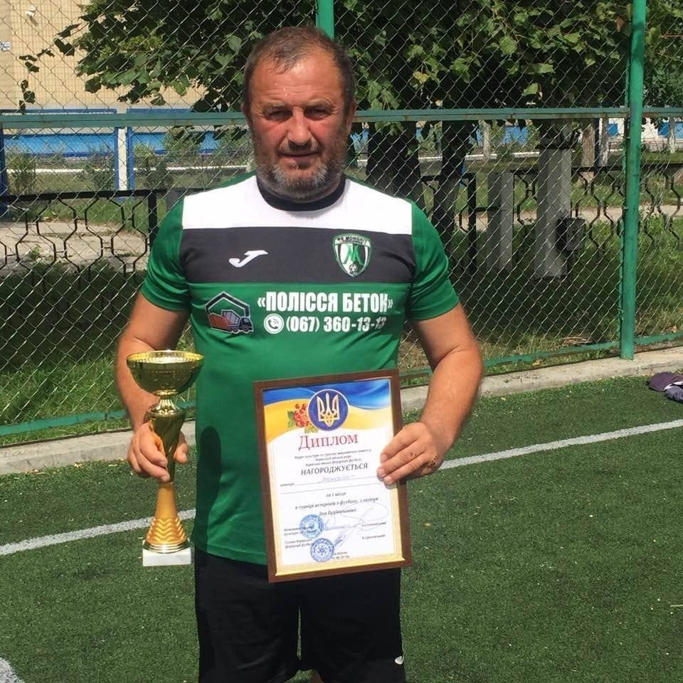 Кращий гравець та бомбардир (7голів) турніру до Дня Будівельника Володимир Штинь