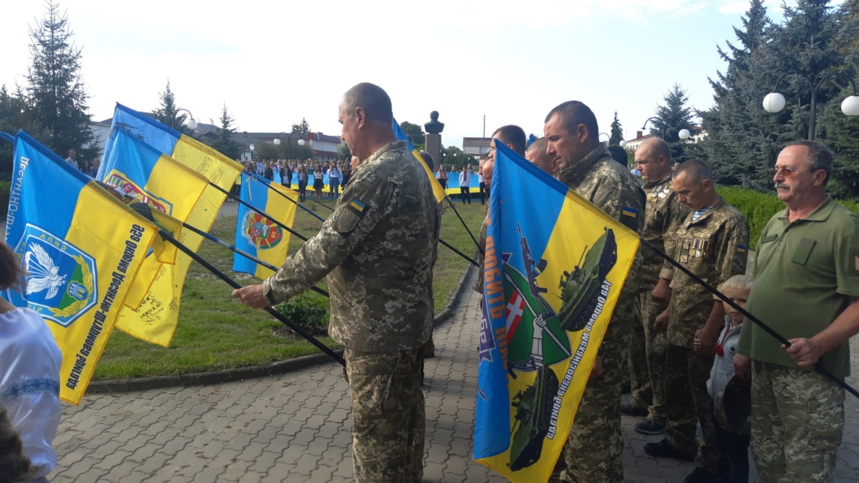 Побратими громадської організації «Ветеранська спілка учасників АТО та захисників Вітчизни» схилили прапори, вшановуючи загиблих побратимів.