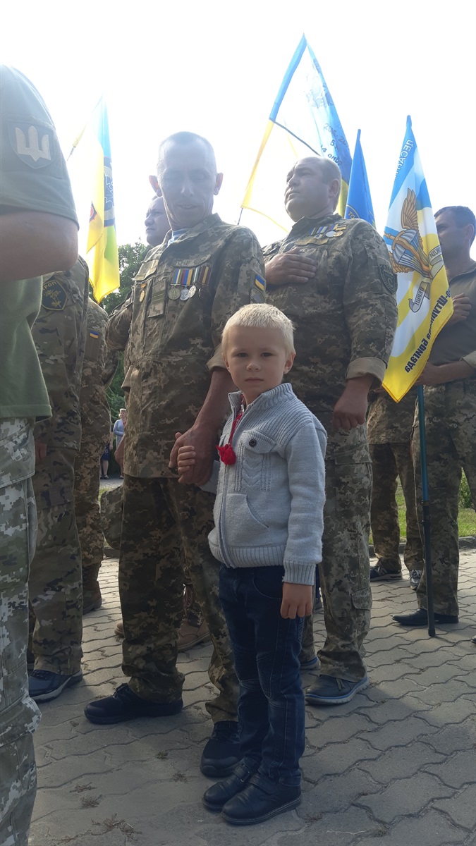 Маленький українець – святкує разом з дідусем