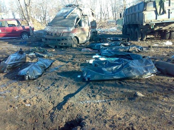Розбита автівка медроти та 13 тіл загиблих, які не вдалося евакуювати через раптовий відхід. Праворуч на фото КАМАЗ, який весь час вивозив поранених. Автівка розстріляна разом з водієм. Світлина знайдена редакцією на російському форумі.