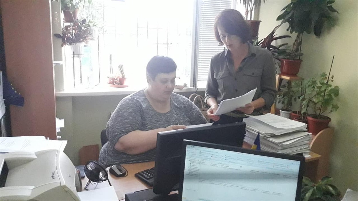 Суддя-спікер Володимирецького районного суду Олена Іванків за роботою