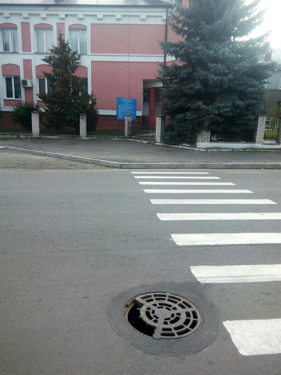 Ось такий люк біля Центру зайнятості у Володимирці