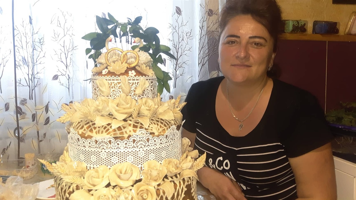 Юліяі Сидорчук зі своєю випічкою - короваєм 