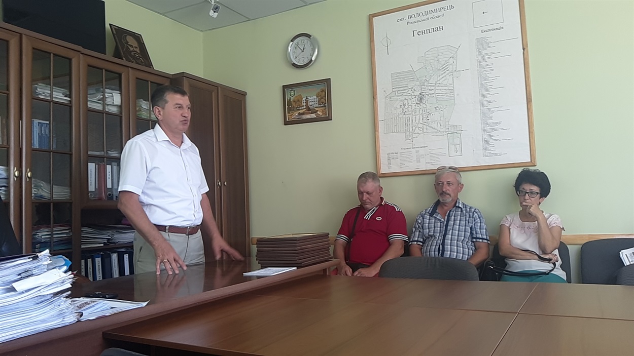 Селищний голова Володимирця Олександр Осмолович на засіданні виконкому 