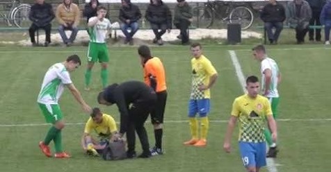 Таких моментів у домашній грі рафалівчан проти Гощі було багато, бо гості частенько порушували правила. Від цього постраждав і кращий гравець наших земляків – Вадим Левков (№19) у жовто-блакитній формі, якого тренер замінив у другому таймі.