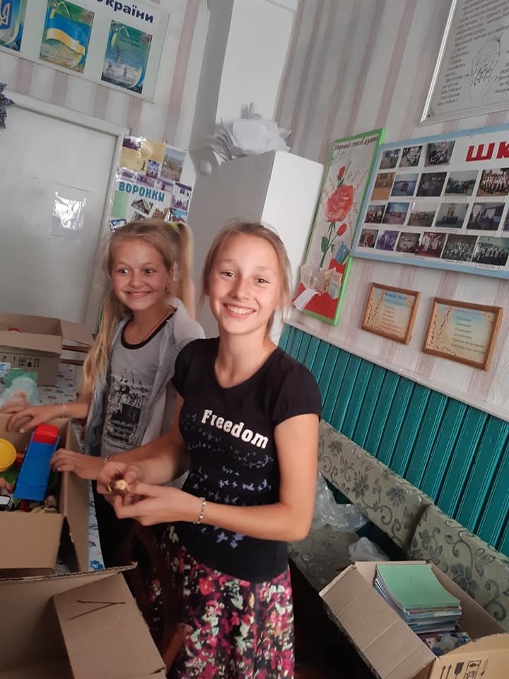 Школярі Воронок фасують зібране на ярмарку