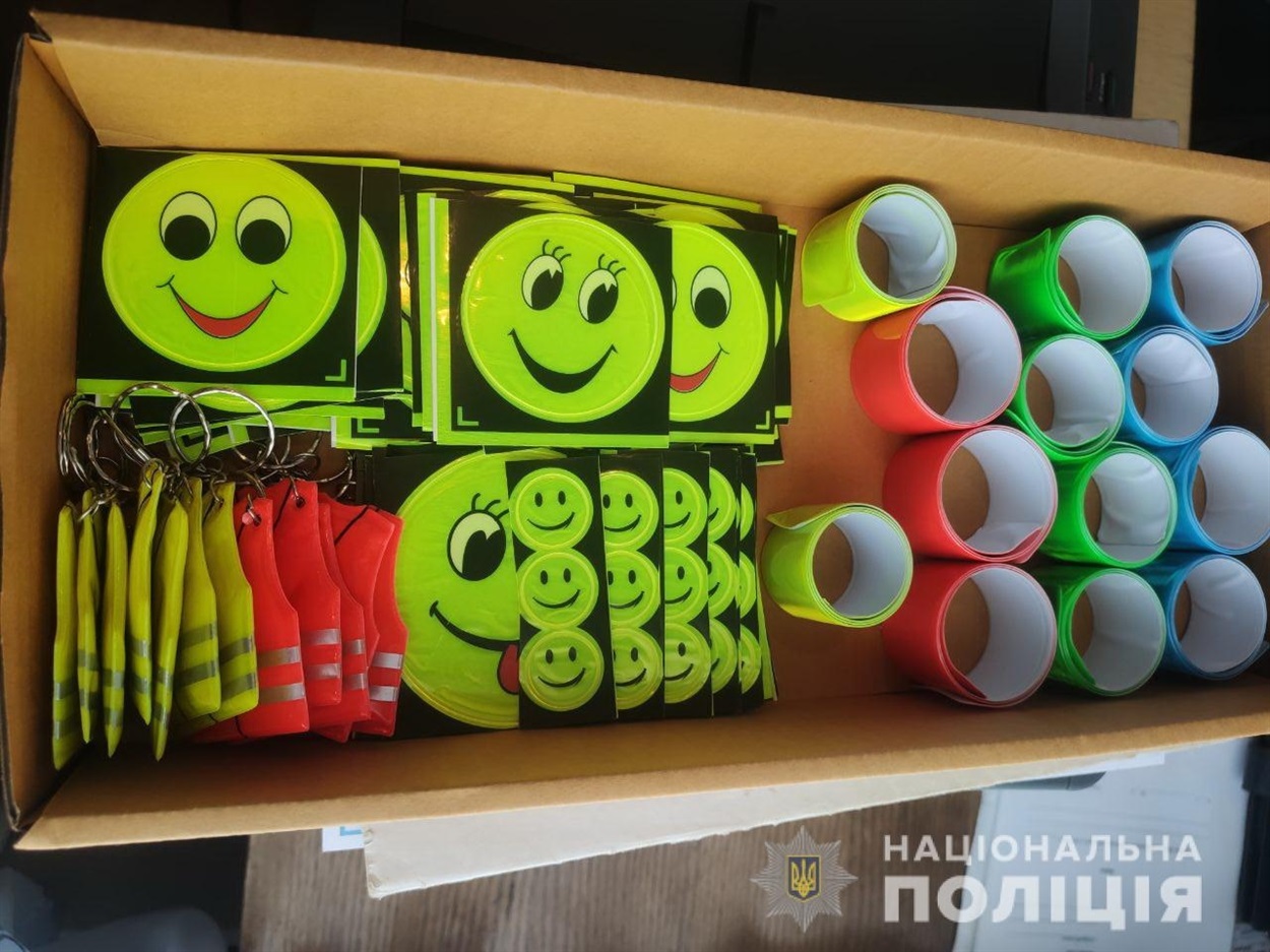 За правильні відповіді дітям подарували світловідбиваючі наклейки та флікери