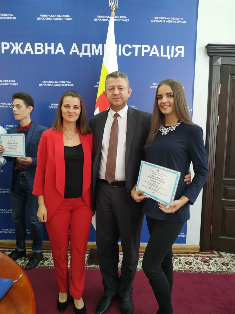 Вручення ертифікату стипендіатам. Насвітлині: Олена Кондратишина - керівник учениці, Григорій таргонський - очільник освітянської галузі області. Софія Хондока - стипендіатка