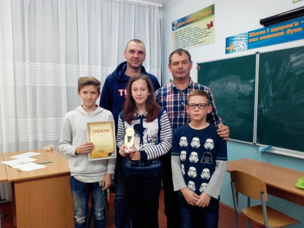Переможці Спарткіади школярів м.Вараша з шашок – команда ЗОШ №1 разом з директором ДЮСШ Управління освіти В.Сусом та тренером О.Макоєдовим.