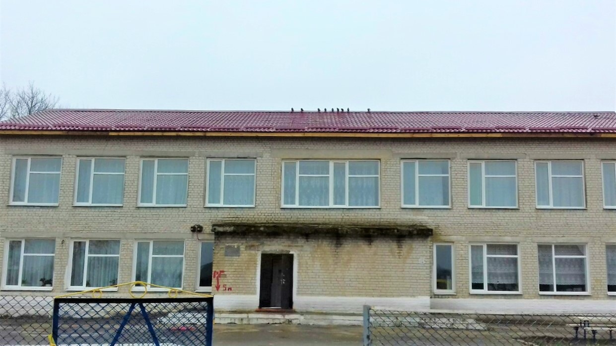 Школа в селі Зелене. Ремонт розпочали у вересні. Стару покрівлю розібрали, замінили деякі дерев’яні конструкції і вже оновлений каркас перекрили. Крім того, дах утеплили та провели вогнезахисну обробку. Всього на це витратили трохи більше 400 тисяч гривень із субвенції з державного бюджету місцевим бюджетам на соціально-економічний розвиток. Виконувало роботи ПП «ДОСВІД-БУД». Проте це не все, що запланували зробити. Пізніше підшиють підсофіти, встановлять водостічну систему та грозозахист. Відремонтують також покрівлю та фасад вхідної частини приміщення. Для цього сьогодні коригують кошторисну документацію.