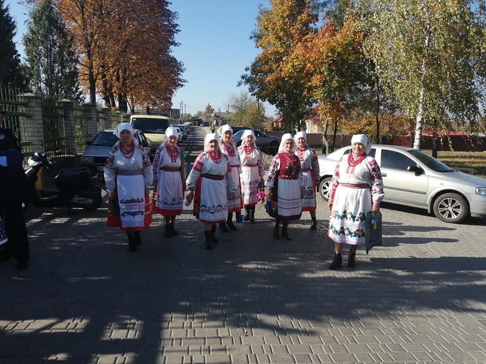 Фольклористи з села Балаховичі у автентичних хустках (тонкий льон з вишивкою)