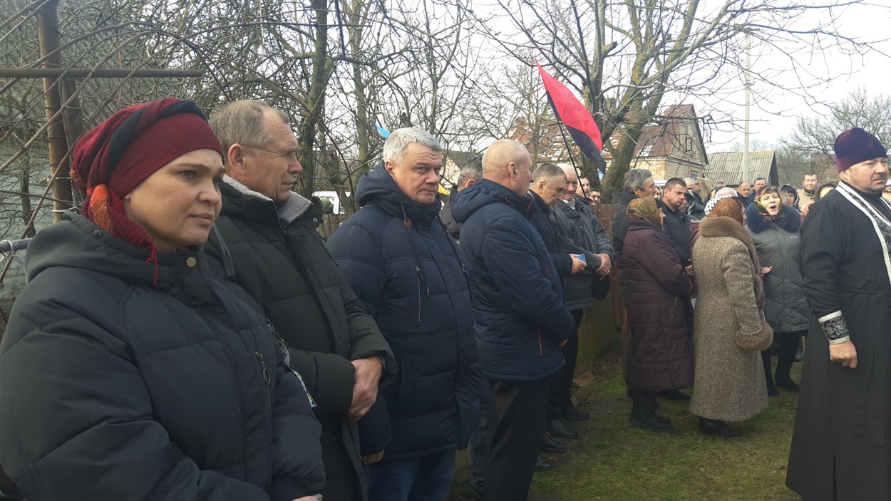 На світлині (з ліва на право): Людмила Босик, Георгій Лебедюк, Анатолій Бова на похоронах Олександра Шмалюха у селі Кураш.