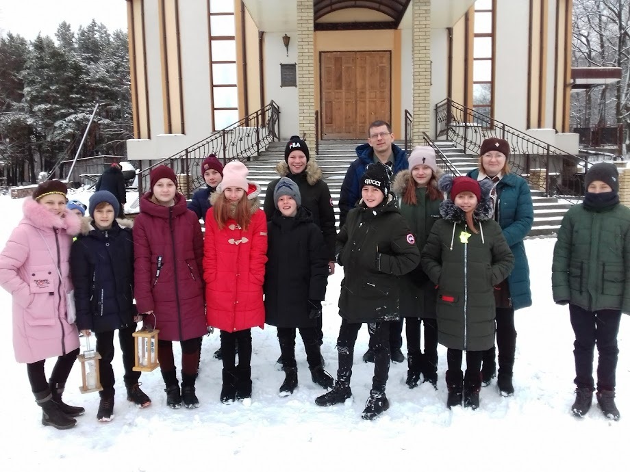 Пластуни занесли Віфлеємський вогонь до храму