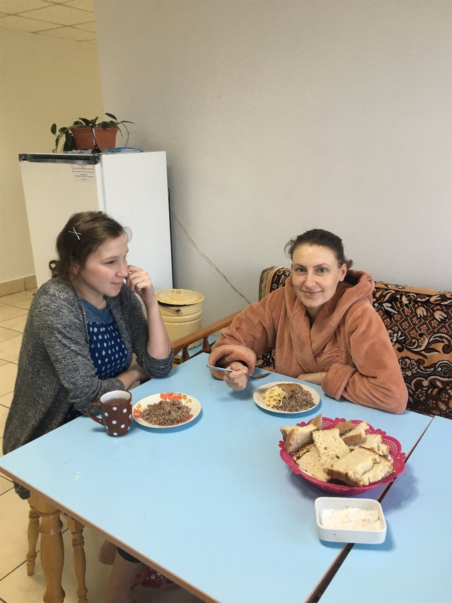 Пацієнтки акушерсько-гінекологічного відділення Надія Волочнюк та Інна Єзгор за сніданком. Зі слів жінок, харчують в лікарні добре, все свіже, смачне та різноманітне. Як домашні, завжди смакують хліб та випічка