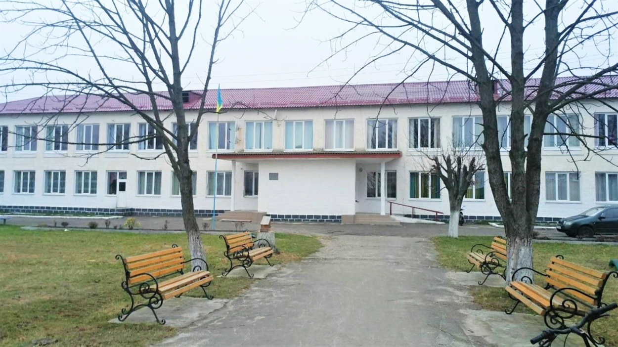 Школа в селі Озеро