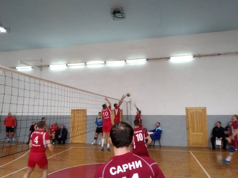 Момент волейбольного матчу ветеранів Рокитне – Сарни