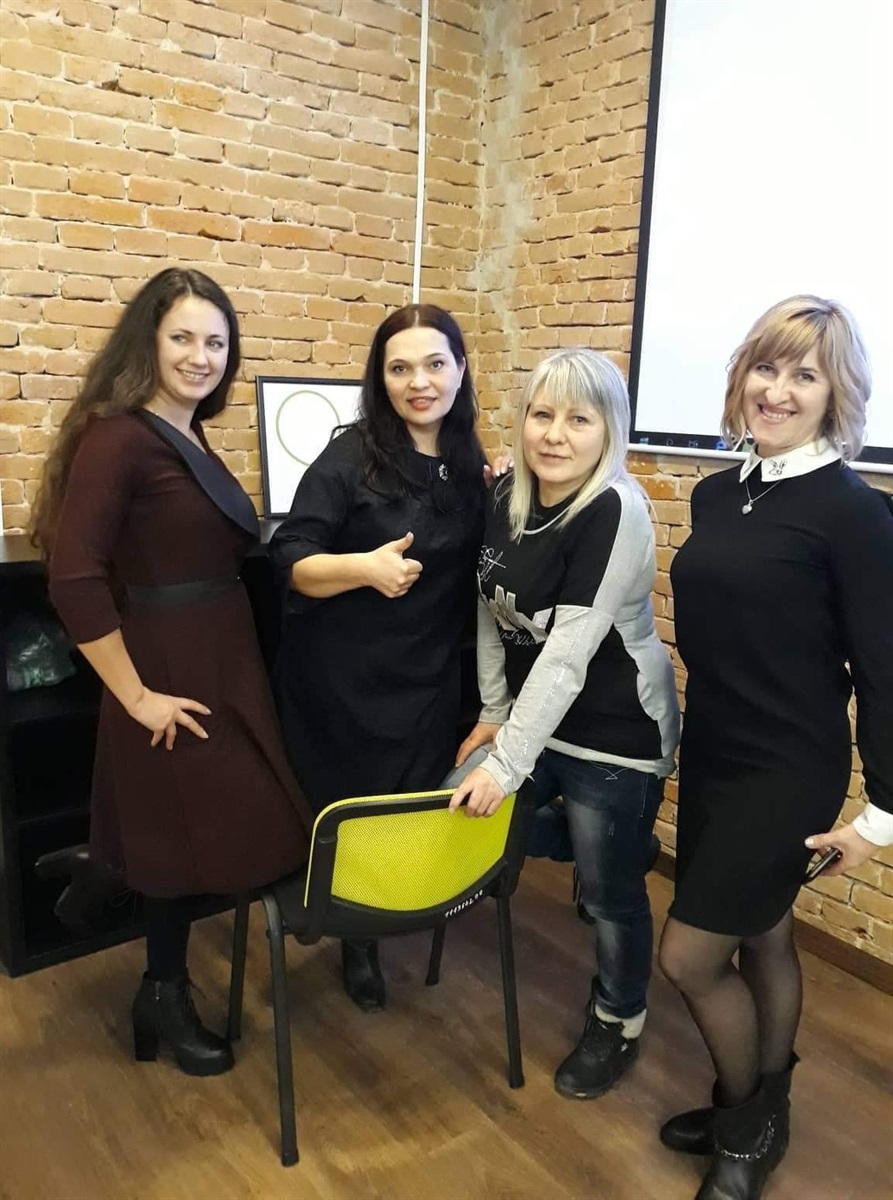 Світлана Мартинець ( на фото праворуч друга). Тренінг у Львівській Вищій школі публічного лідерства, березень 2019.