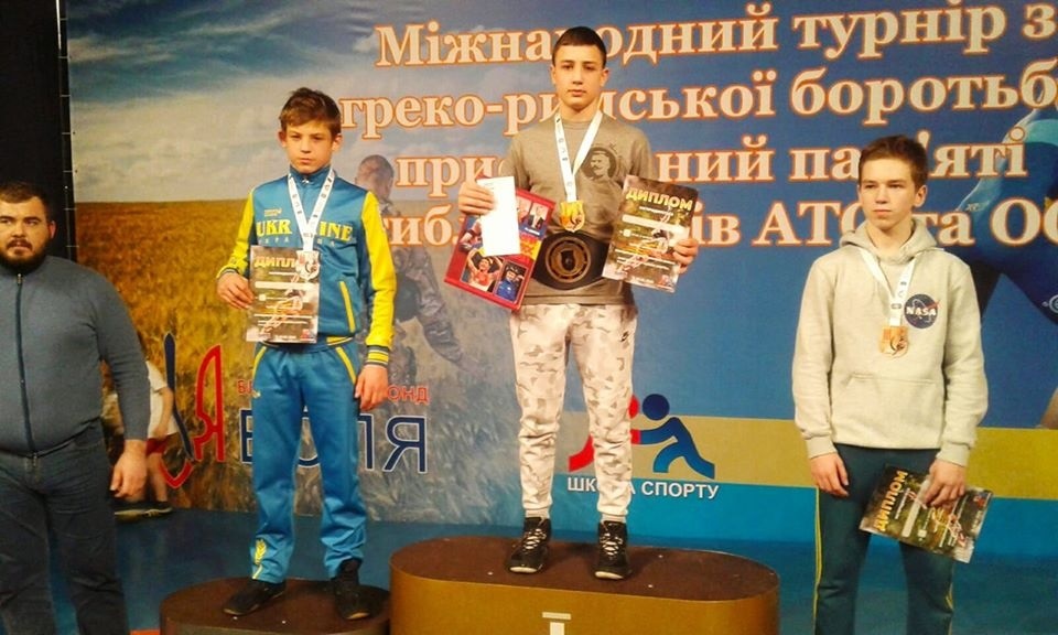 Срібний призер міжнародного юнацького турніру з греко – римської боротьби варашанин Григорій Якубишин (зліва)