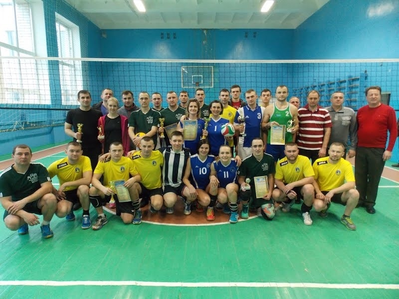 Спільне фото учасників волейбольного турніру у Вараші «Кубок афганців»