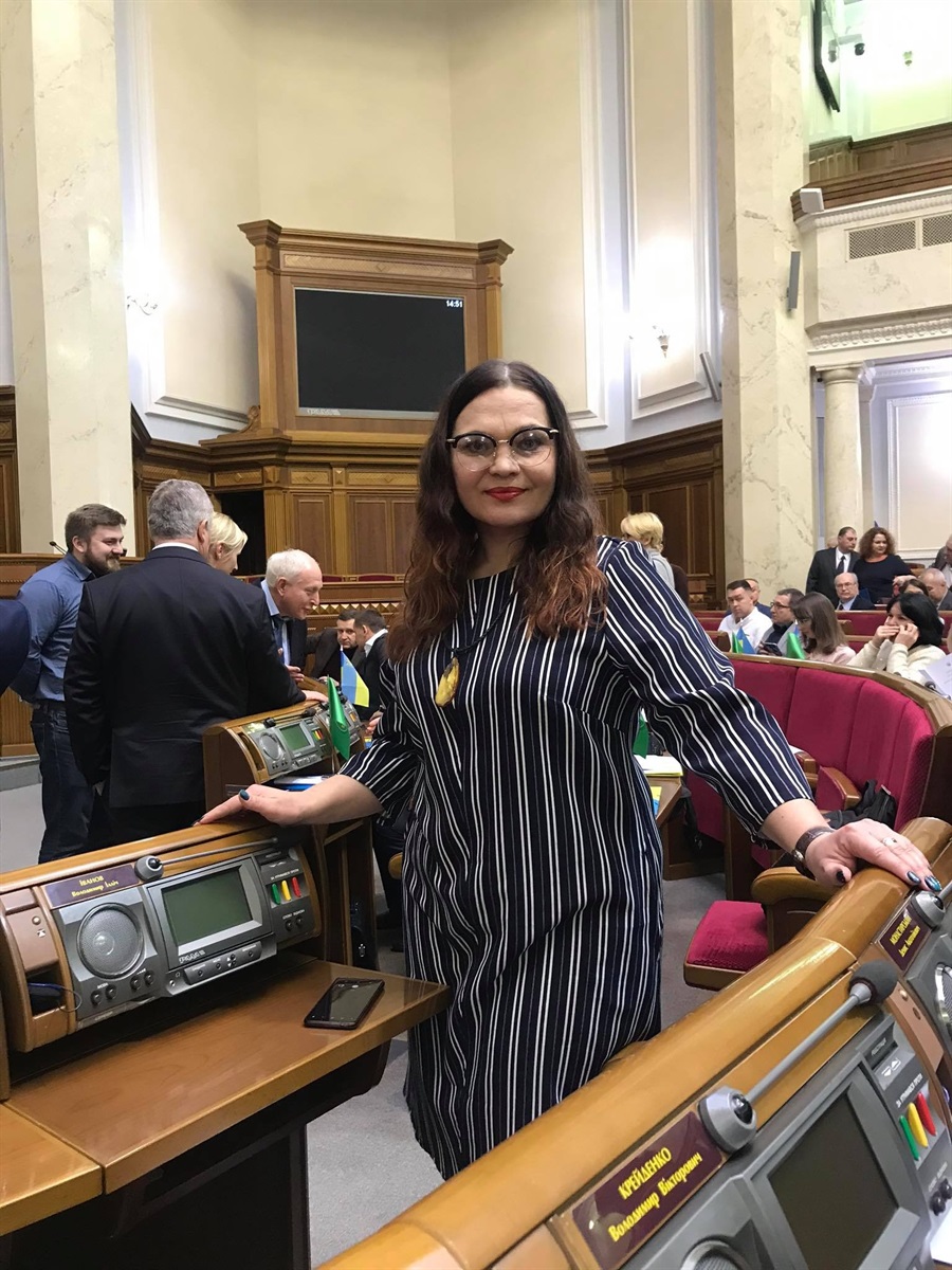 В той день у головному залі засідань ВРУ було до 300 осіб