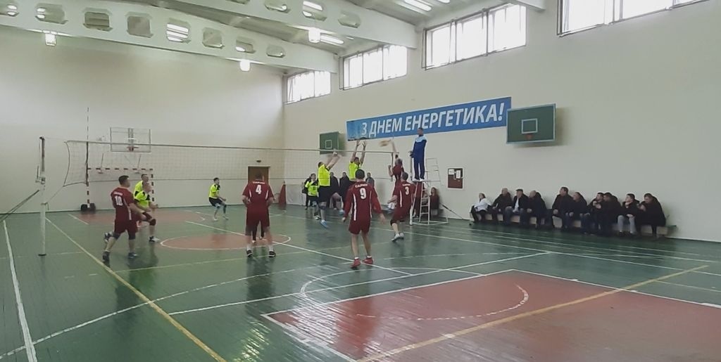У грі – фіналісти обласного чемпіонату з волейболу серед ветеранів команда «Хлібодар» Сарни