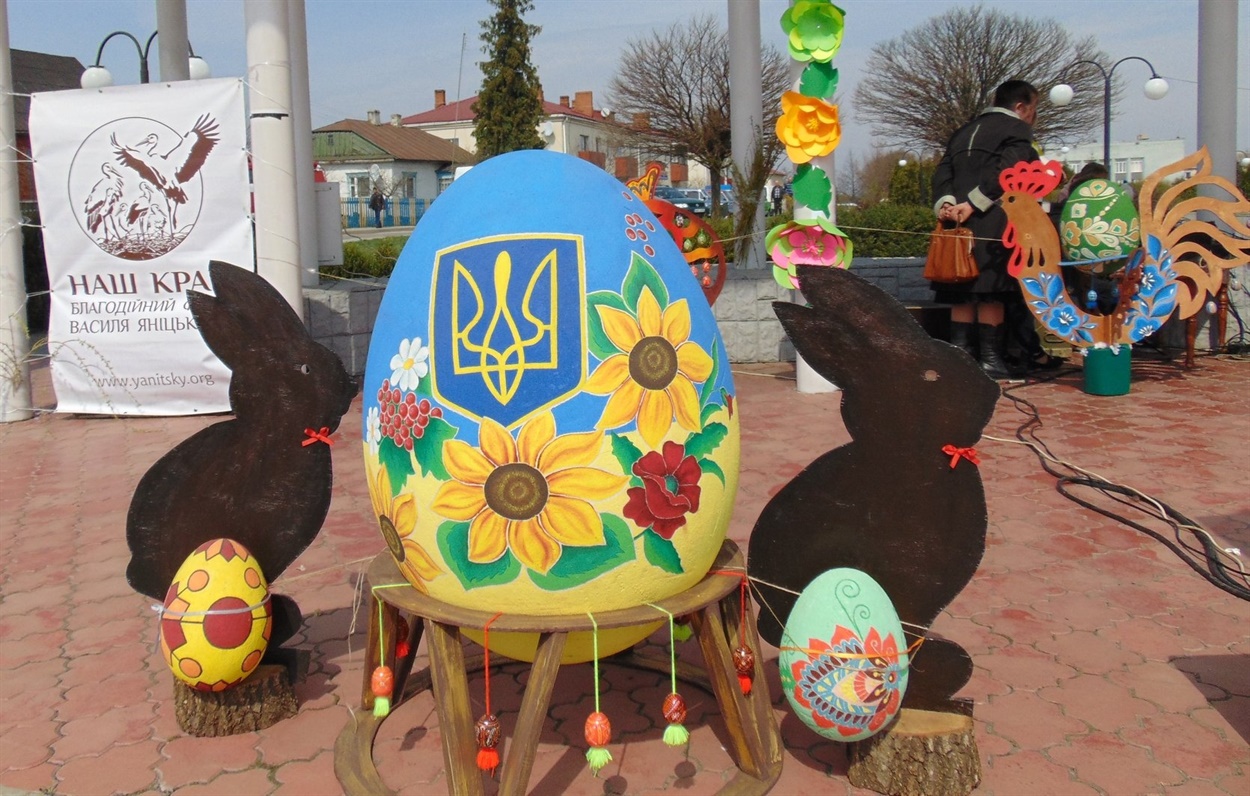 Фото з архіву фестивалю "Великодня вруна": писанки від районного колегіуму