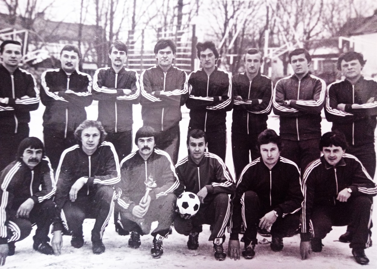 Команда «Веселка», чемпіон району. (Юрій КОВАЛЕЦЬ – сидить крайній справа).