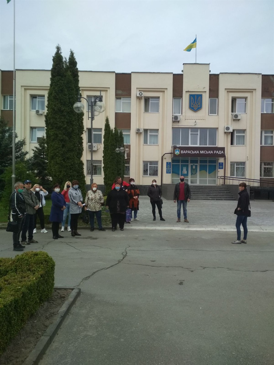 Підприємці Вараша вчергове зібралися під міською радою. 30 квітня 2020 року