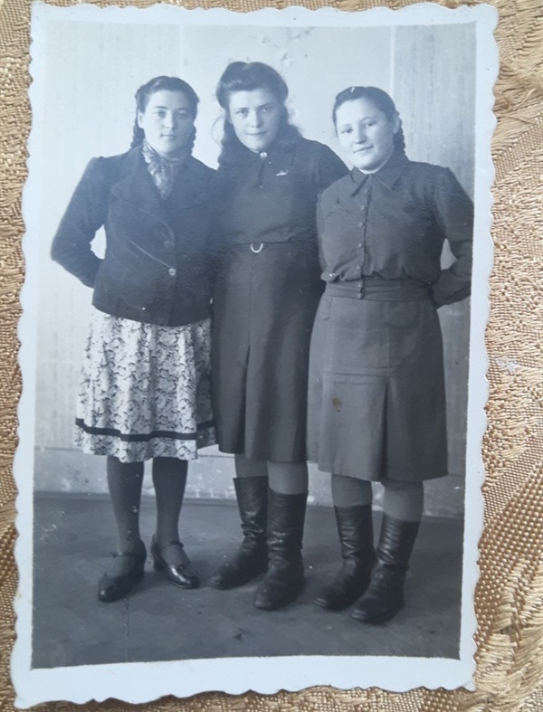 Марія (праворуч на фото) з однокурсницями. 1945 рік