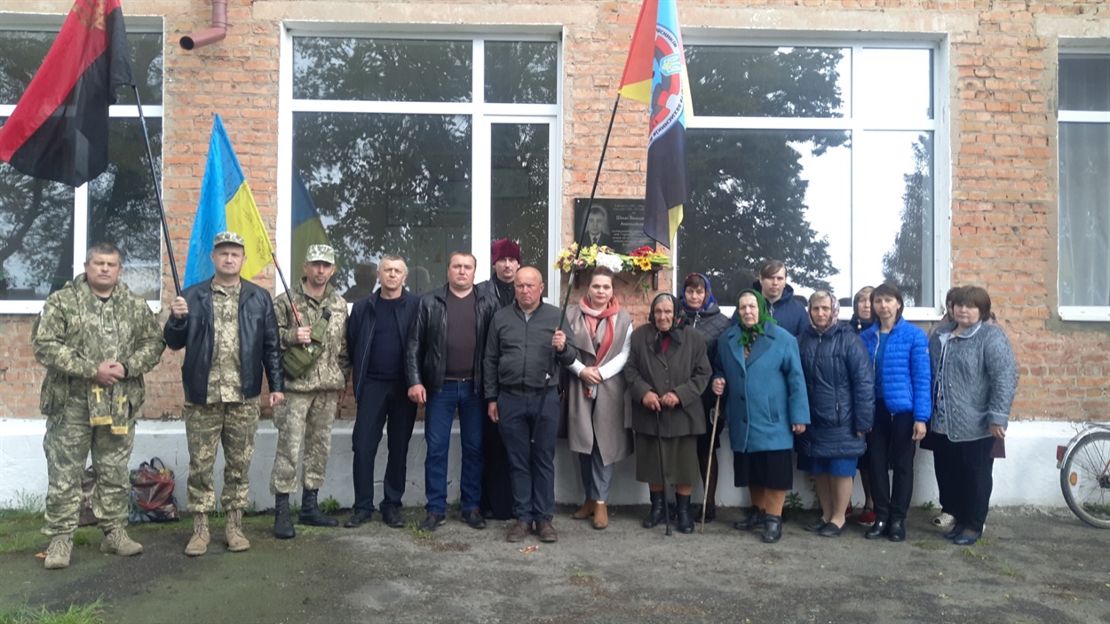 Делегація біля меморіальної дошки загиблому герою