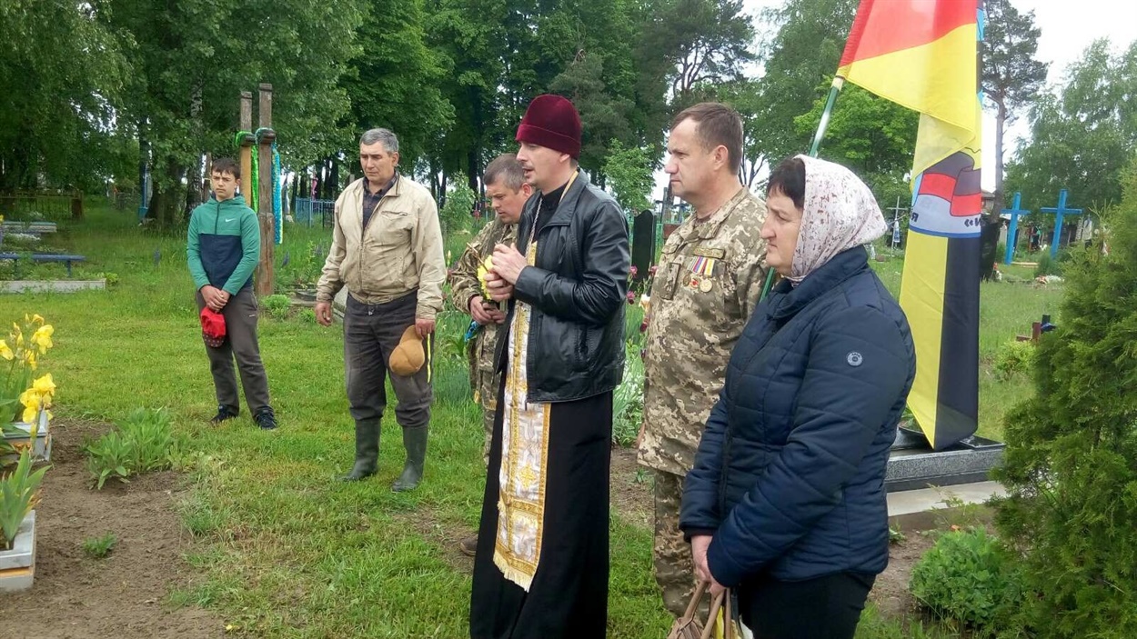 Біля могили Миколи Яйчені