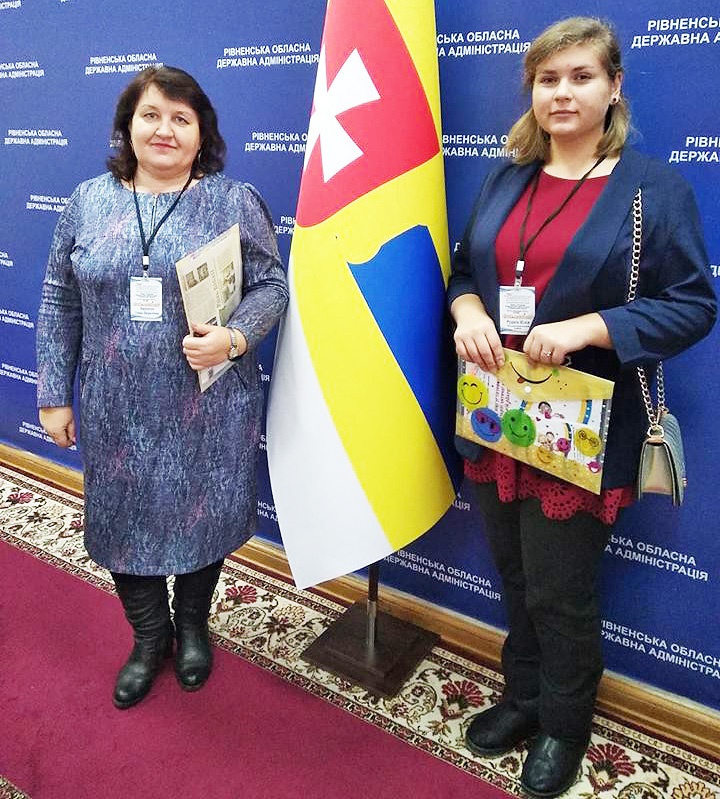 Юна переможниця зі своєю наставницею Г. Мирончук на нагородженні в Рівненській облдержадміністрації