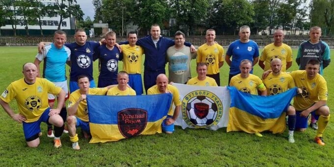 ФК «Гоща» – АТО" після матчу в Івано – Франківську. Крайній зліва у нижньому ряду – вихованець довговільського футболу Андрій Пешко