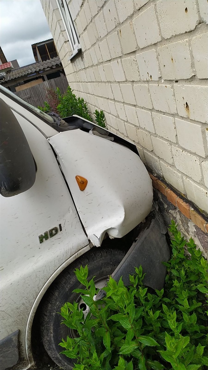 Авто зіткнулося з будинком