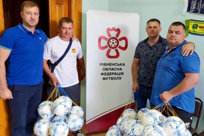 Президент РОАФ Олексій Хахльов (зліва) вручає футбольні мячі представникам команд – учасниць Ліги Героїв АТО/ООС