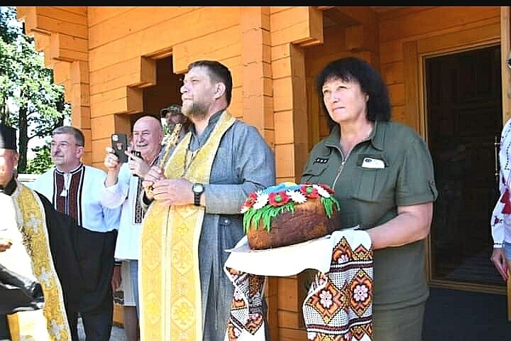 Світлана Правник вручає поліський коровай