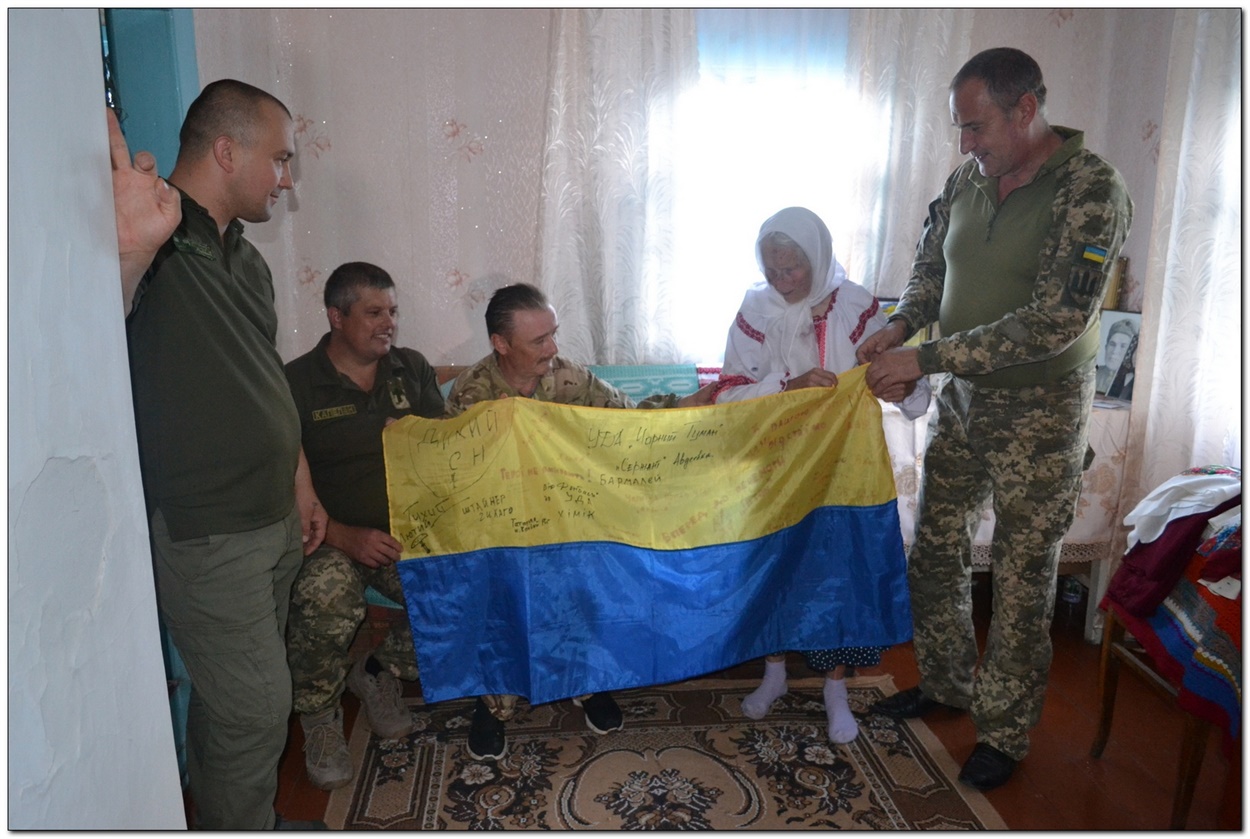 Колись їй учасники бойових дій подарували прапор України з побажаннями