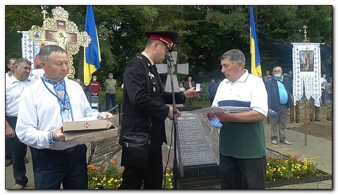 Вручення віктором Грицюком нагороди племіннику