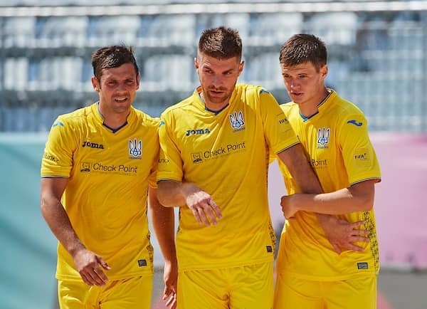 Андрій Пашко (крайній справа) – срібний призер чемпіонату України з пляжного футболу 2020-го року