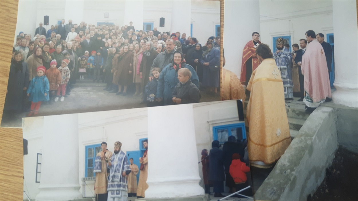 Фото з архіву Олександра Бобрика. Чин закладення капсули сьогоднішнього храму. За участі Василя Червонія. Служби тоді проходили у маєтку Красицьких.