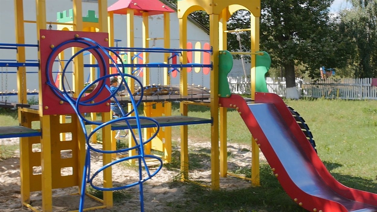 Ось такий дитячий майданчик у селі Половлі