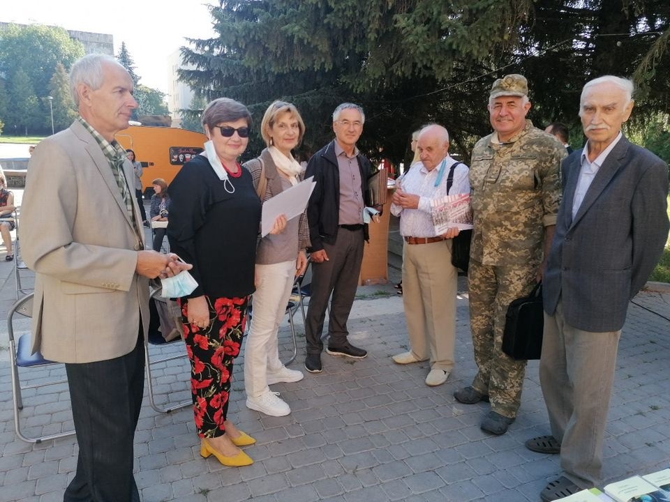 Олексій Городний (на фото ліворуч) з членами журі та переможцями. Рівне, вересень, 2020)