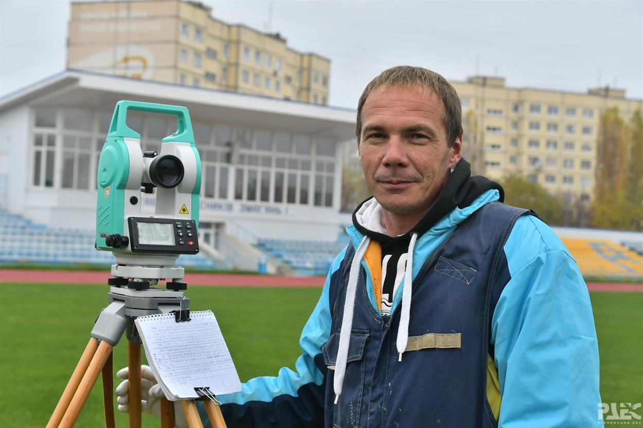 Роман Щербаков, єдиний в Україні фахівець із розмітки спортивних арен