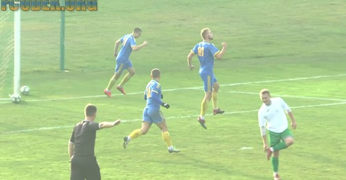 Микола Гайдучик (у високому стрибку у центрі) тільки що зрівняв рахунок у матчі зі львівськими «Карпатами», забивши гол, який зробив його кращим бомбардиром першої групи ААФУ