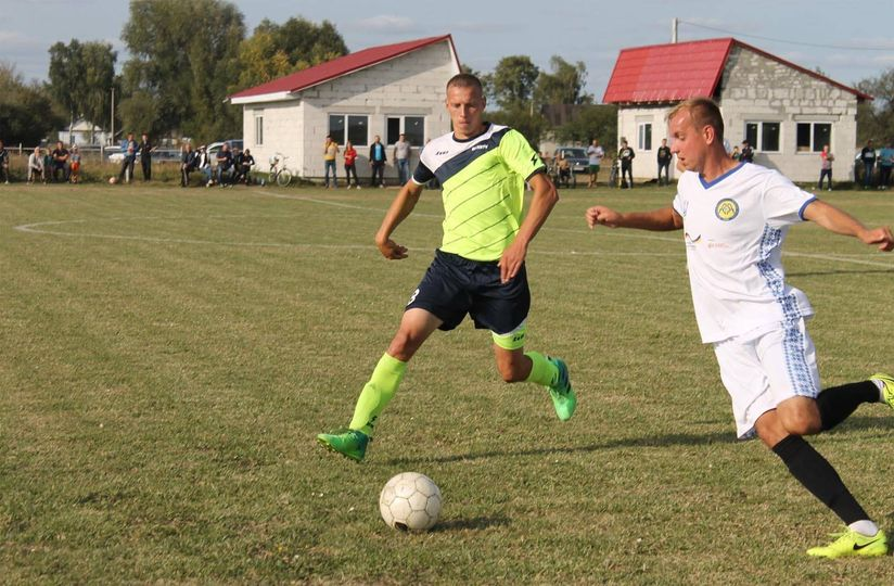 Кращий голеадор другої ліги Сергій Непомнящий із ФК «Гремяче» (зліва)