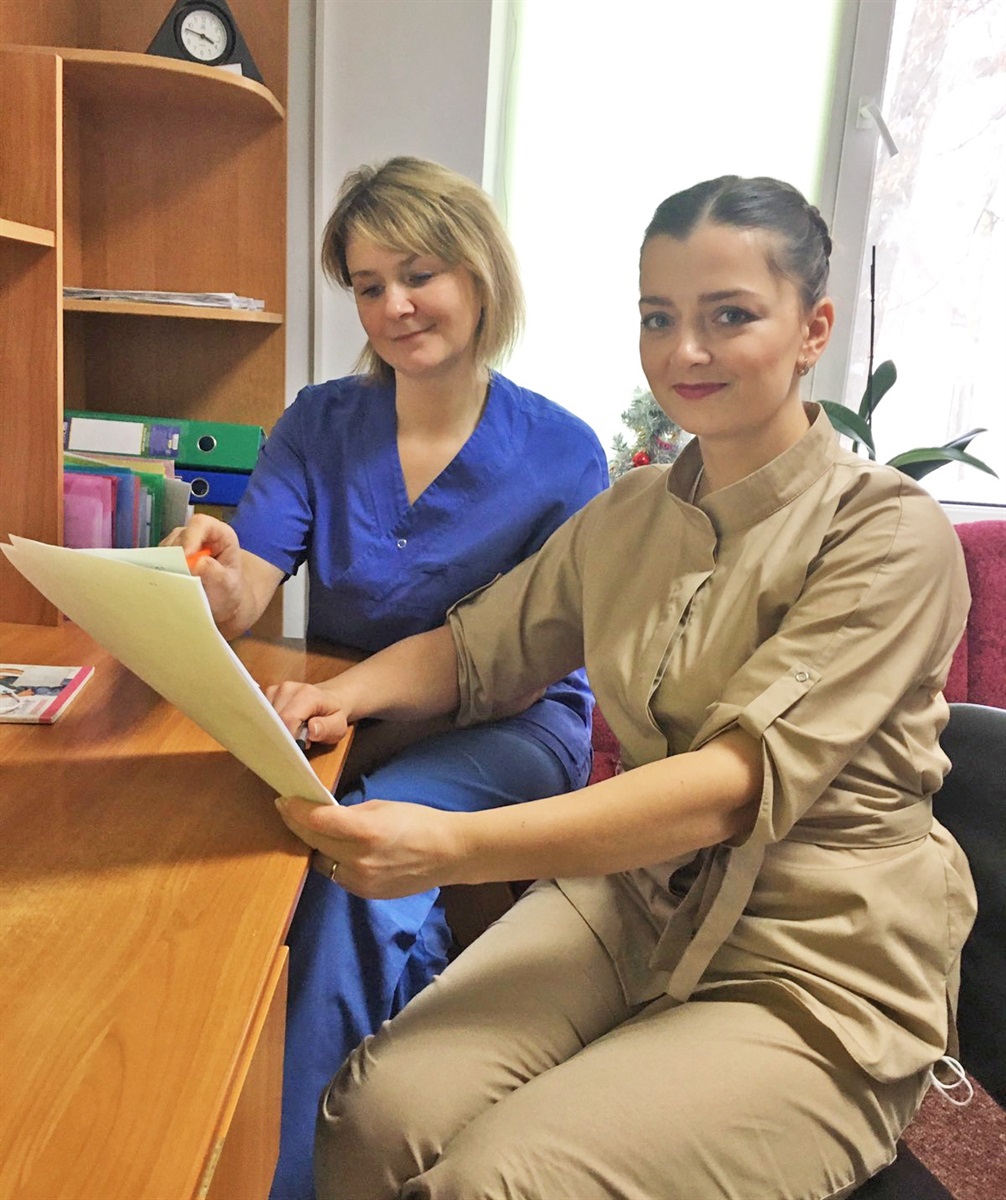 Акушерка Лариса Полюхович (зліва), Олена Гальчик – лікар-гінеколог