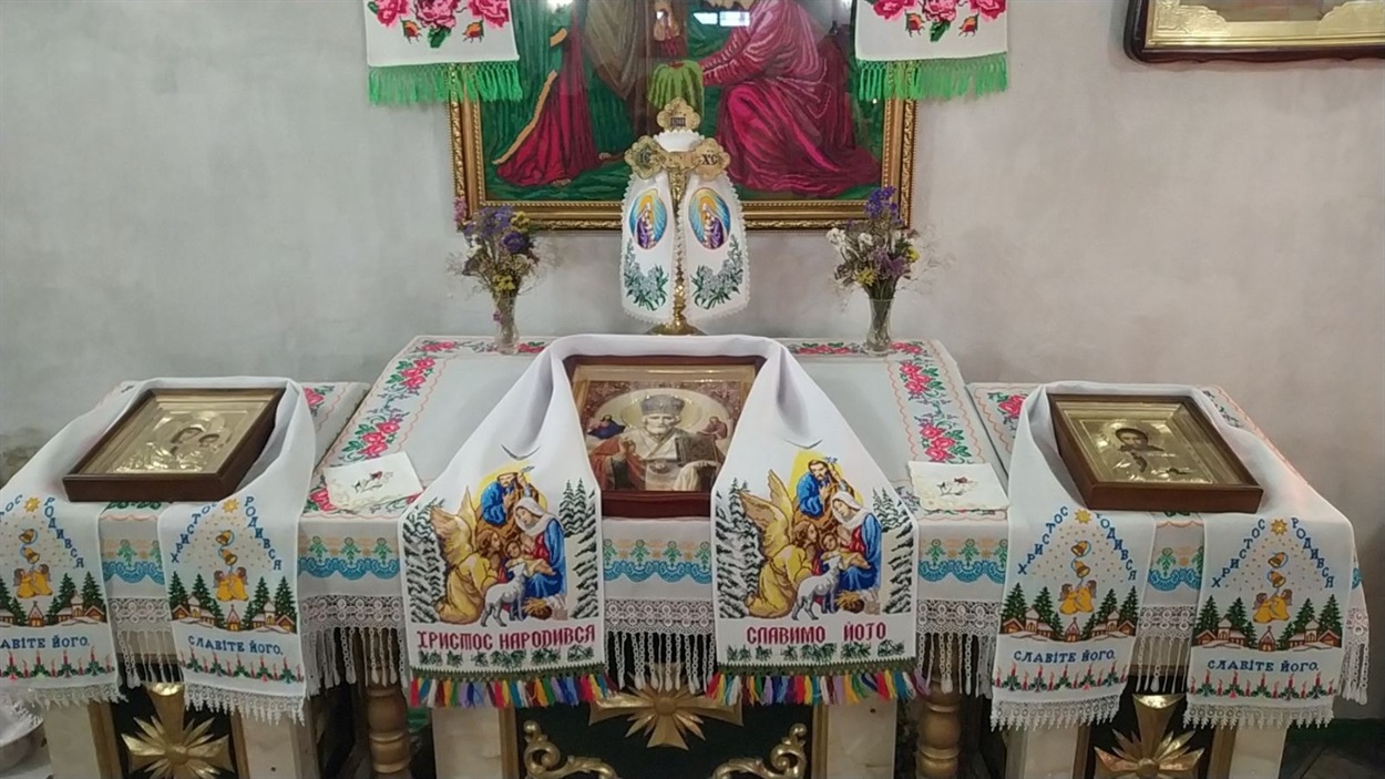 Різдвяне облачення ікон від мисткинь