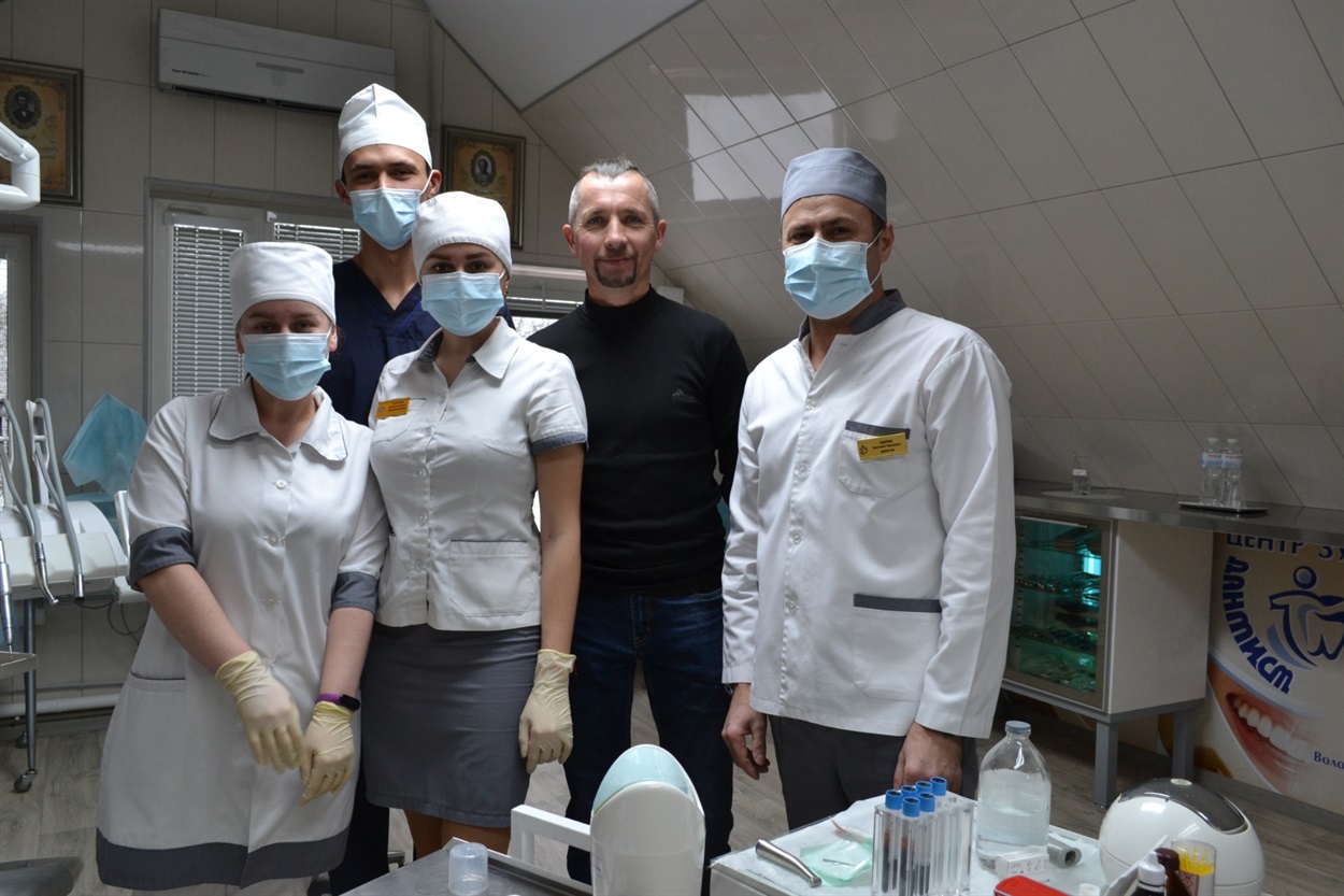 Щойно завершилась двохгодинна складна операція. Пацієнт почуває себе добре. лікар і інтерни результатом задоволені